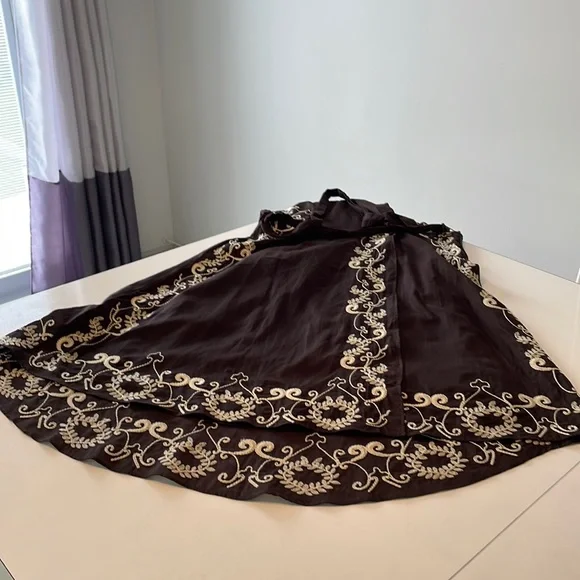 Le Chateau ladies sleeveless dress. Detailed embroidery embellishment, medium - Picture 6 of 8